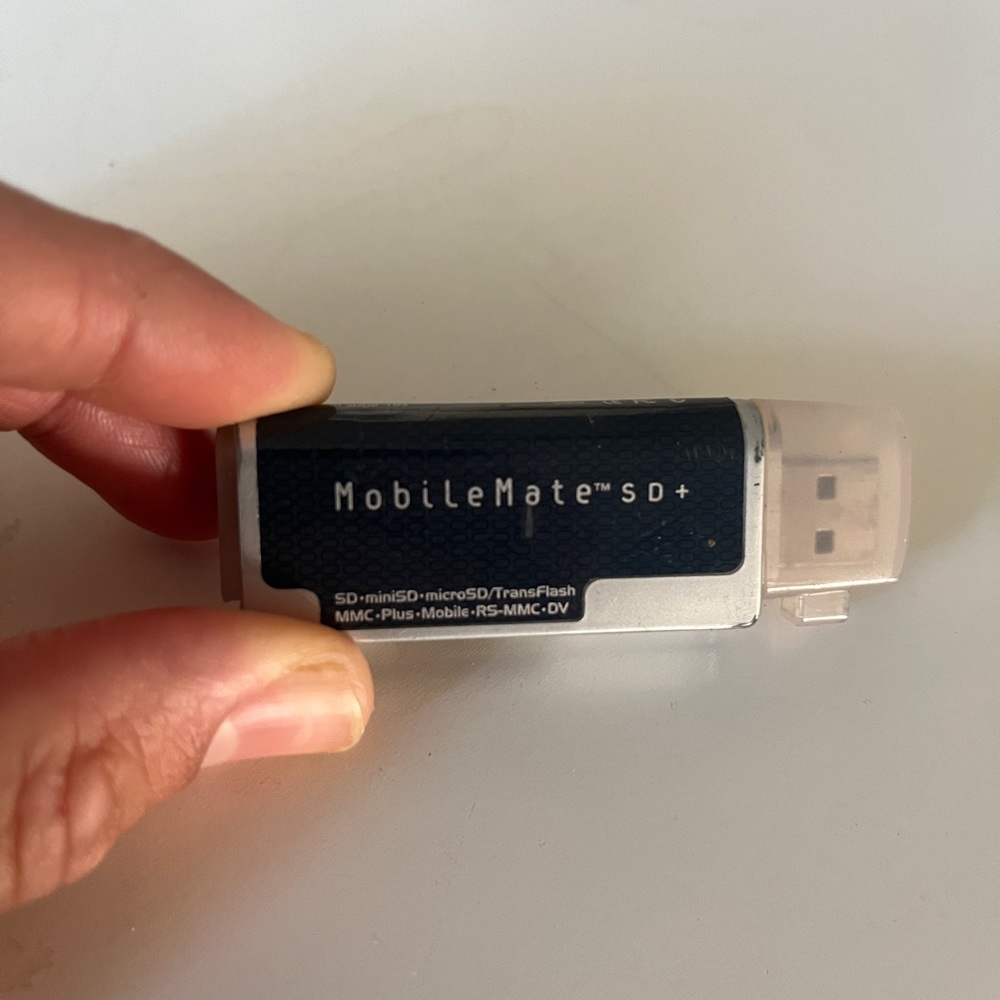 SanDisk MobileMate SD/Micro SD COMBO reader. Perfect for photographers